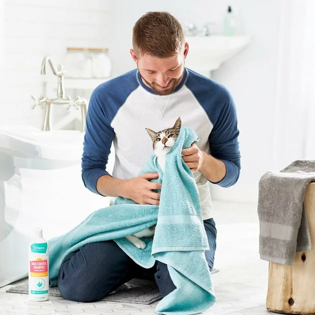 Frisco Shed Control Dog & Cat Shampoo, Sweet Nectar Scent 6 Frisco Shed Control Dog & Cat Shampoo, Sweet Nectar Scent - Image 4